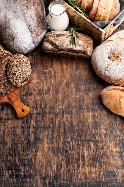Hoher Winkel des köstlichen Brotes mit Kopierraum