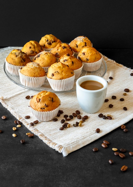 Kostenloses Foto hoher winkel des köstlichen cupcake-konzepts