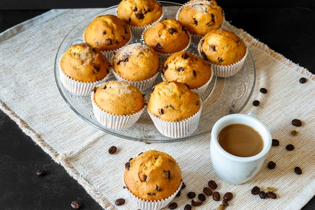 Hoher Winkel des köstlichen Cupcakes-Konzepts