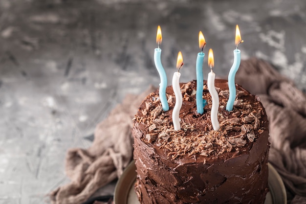 Hoher Winkel des köstlichen Schokoladenkuchenkonzepts