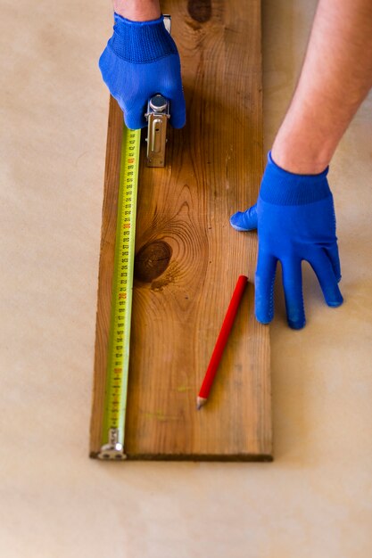 Hoher Winkel des Maßbands auf Holz