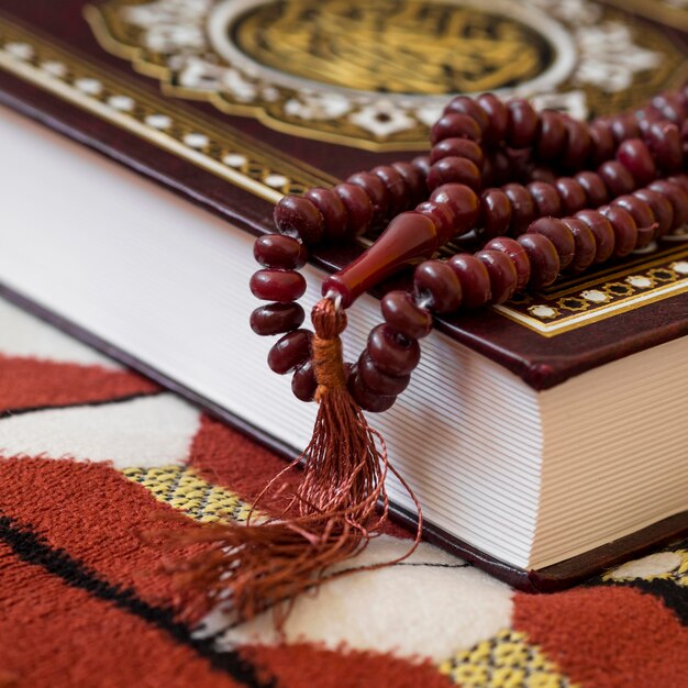 Hoher Winkel des religiösen Armbandes und des heiligen Buches