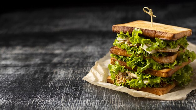 Hoher Winkel des Salatsandwiches mit Toast und Kopierraum