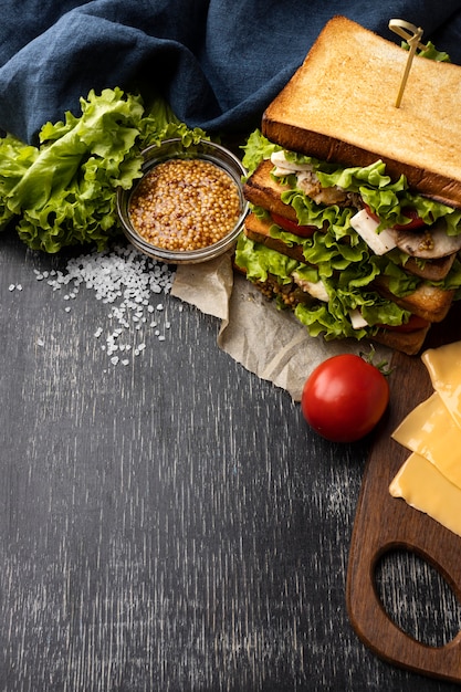 Hoher Winkel des Salatsandwiches mit Tomaten- und Kopierraum