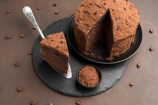 Hoher Winkel des Schokoladenkuchens mit Kakaopulver
