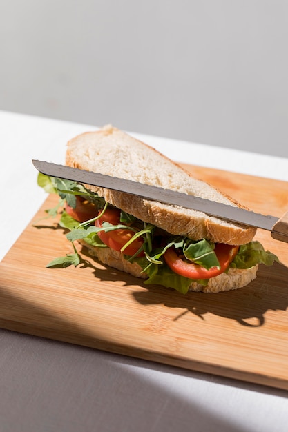 Hoher Winkel des Toastsandwiches mit Tomaten und Grüns