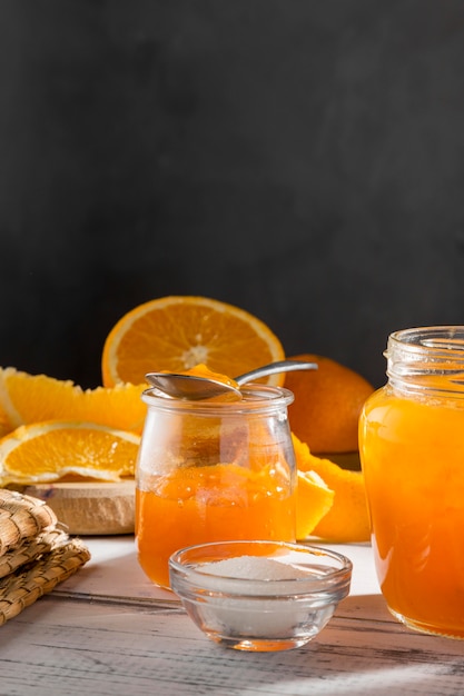 Hoher winkel des transparenten glases mit orangefarbener marmelade mit kopierraum