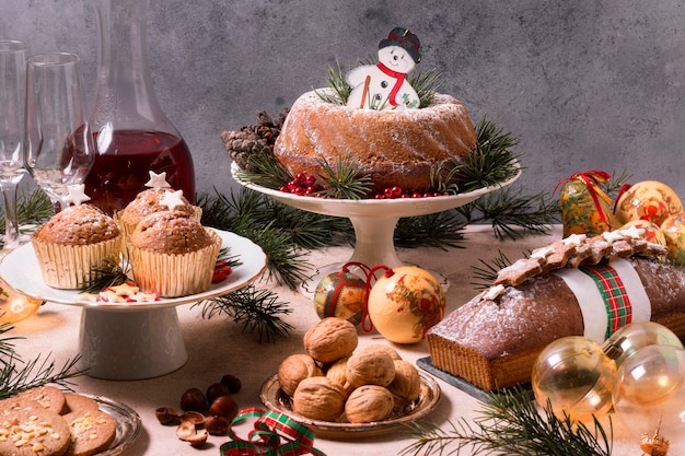 Hoher Winkel des Weihnachtsfestes mit leckerem Essen