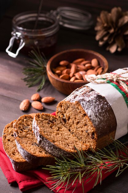 Hoher Winkel des Weihnachtskuchens mit Mandeln