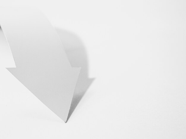 Hoher Winkel des weißen Papierpfeils
