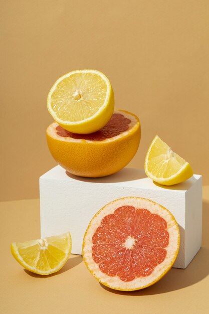 Hoher Winkel einer geschnittenen Orange und einer Grapefruit