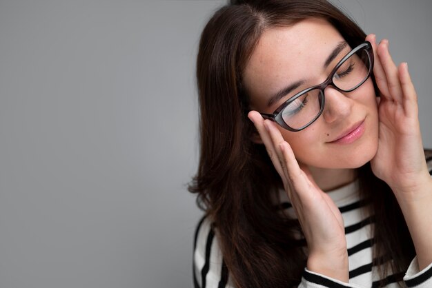 Hoher Winkel Frau mit Brille