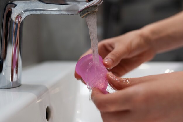 Hoher Winkel Hände waschen Menstruationstasse