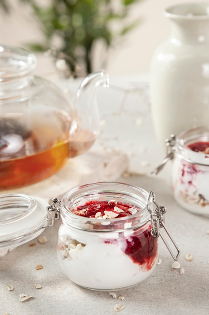 Hoher Winkel köstliches Dessert in Gläsern