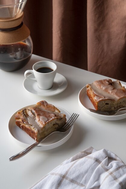 Hoher Winkel köstliches Dessert und Kaffee