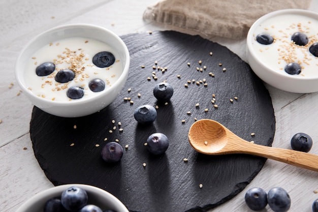 Hoher Winkel leckerer Joghurt mit Beeren