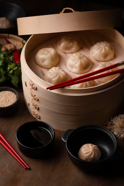 Hoher Winkel traditioneller asiatischer Knödel mit Stäbchen