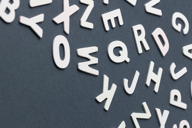 Hoher winkel von alphabetbuchstaben mit kopienraum für bildungstag