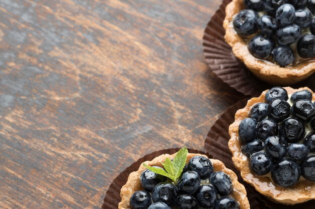 Hoher Winkel von Blaubeerdesserts mit Minze und Kopierraum