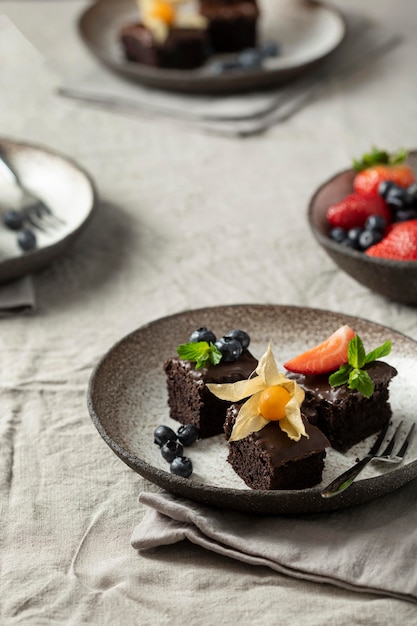 Hoher Winkel von Desserts und Früchten auf Tellern