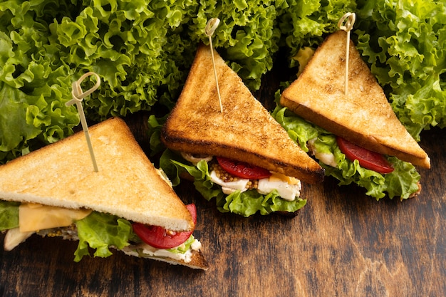 Kostenloses Foto hoher winkel von dreiecksandwiches mit salat und tomaten