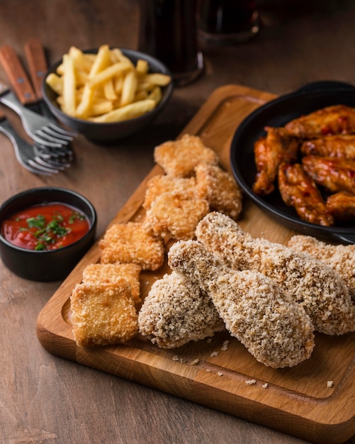 Kostenloses Foto hoher winkel von gebratenem huhn mit soße und pommes frites