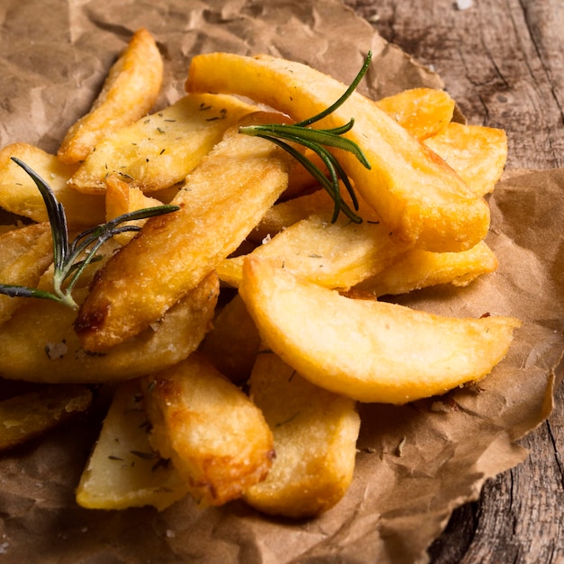 Hoher Winkel von gesalzenen Pommes Frites mit Kräutern