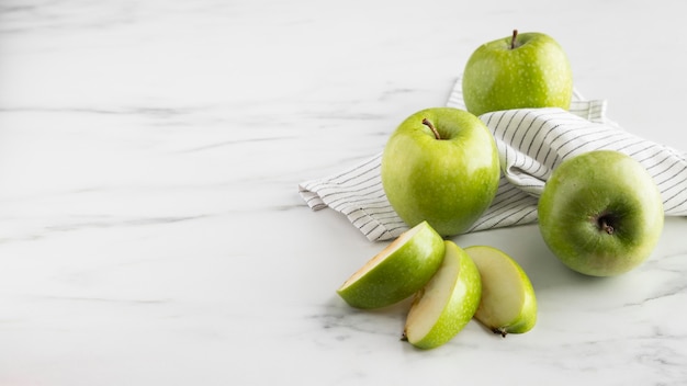 Hoher Winkel von geschnittenen Äpfeln auf Tisch mit Kopierraum