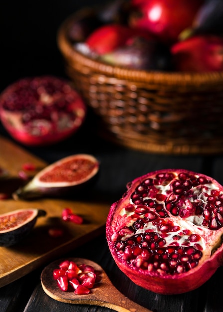 Hoher Winkel von Herbstfeigen und Granatapfel