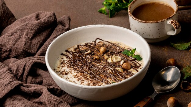 Hoher Winkel von leckerem Joghurt mit Schokolade