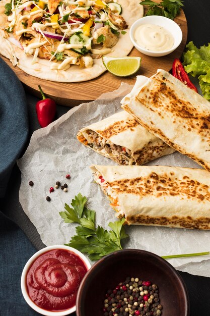 Hoher Winkel von leckerem Kebab mit Ketchup