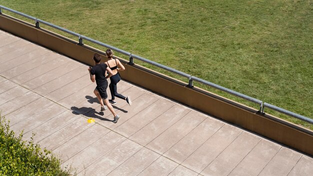 Hoher Winkel von Mann und Frau, die draußen zusammen joggen