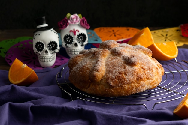 Hoher Winkel von Pan de Muerto mit Totenköpfen