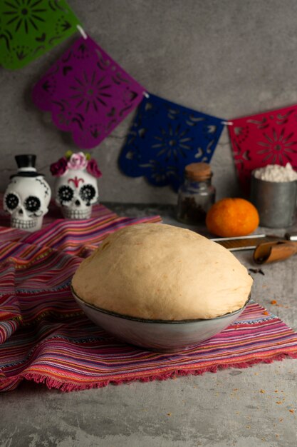 Hoher Winkel von Pan de Muerto-Teig