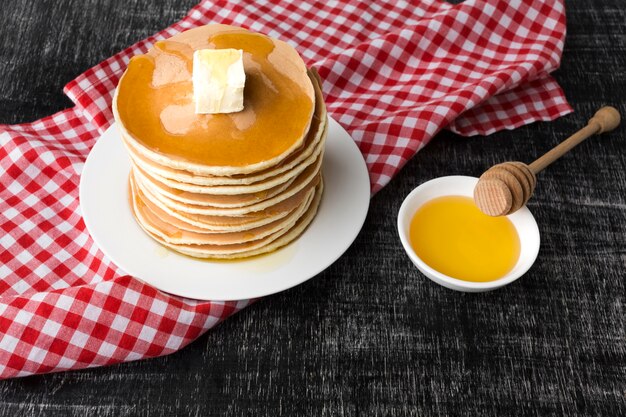 Kostenloses Foto hoher winkel von pfannkuchen mit sirup