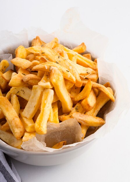 Hoher Winkel von Pommes Frites in Schüssel mit Kopierraum