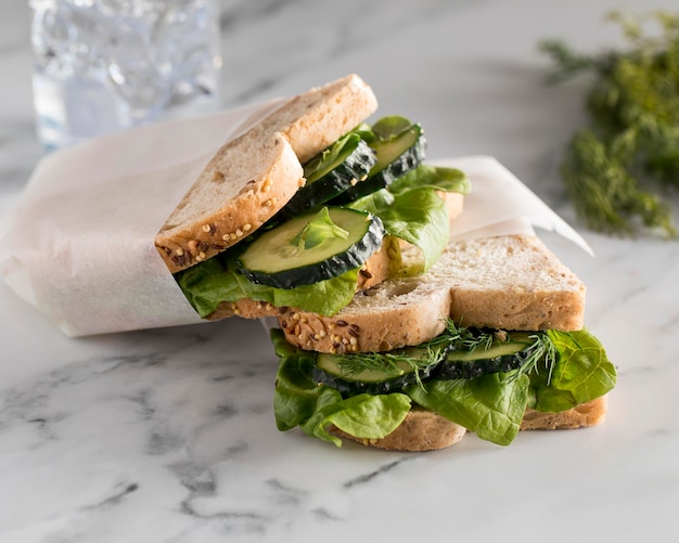 Hoher Winkel von Sandwiches mit Gemüse und Gurke