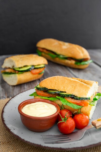 Hoher Winkel von Sandwiches mit Tomaten und Mayo