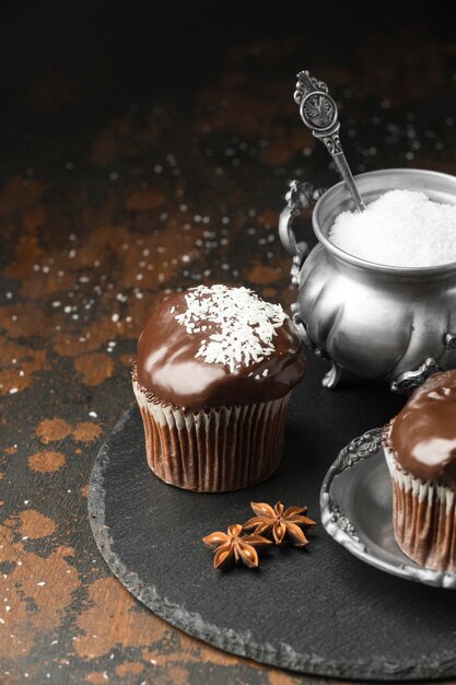 Hoher Winkel von Schokoladendesserts auf Schiefer mit Sternanis