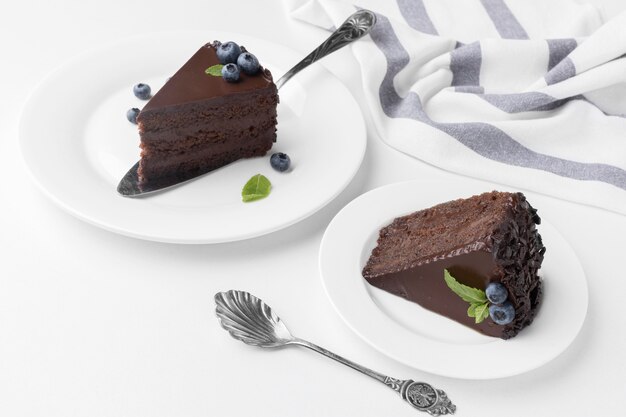 Hoher Winkel von Schokoladenkuchenscheiben auf Tellern