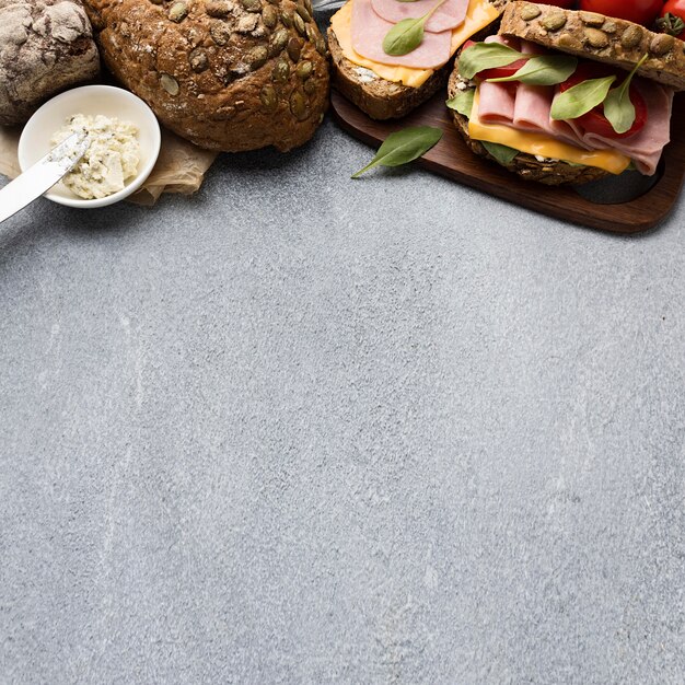 Hoher Winkel von Specksandwiches mit Kopierraum