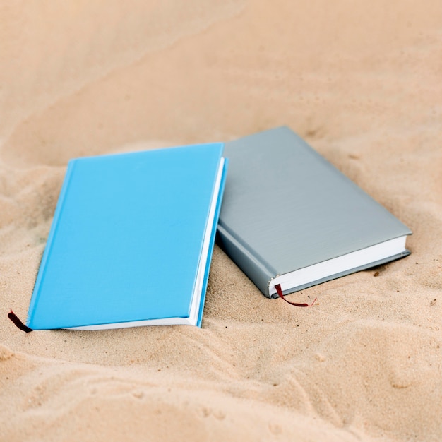 Hoher Winkel von zwei Büchern am Strand