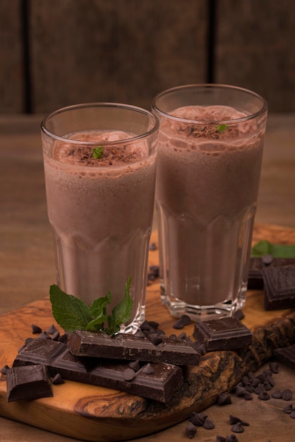 Hoher Winkel von zwei Milchshake-Gläsern mit Schokolade und Minze