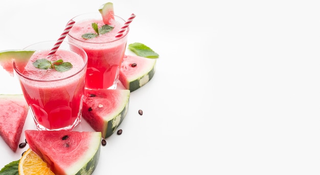 Hoher Winkel von zwei Wassermelonen-Cocktailgläsern mit Minze und Kopierraum
