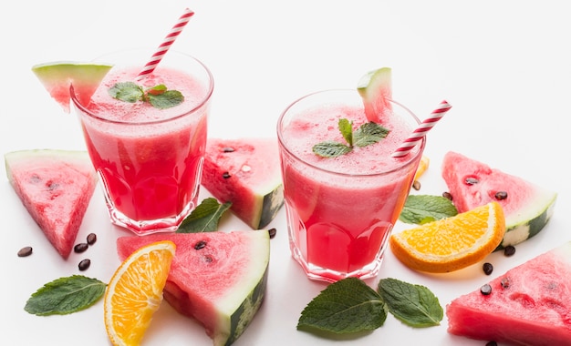 Hoher Winkel von zwei Wassermelonen-Cocktailgläsern mit Minze und Strohhalmen