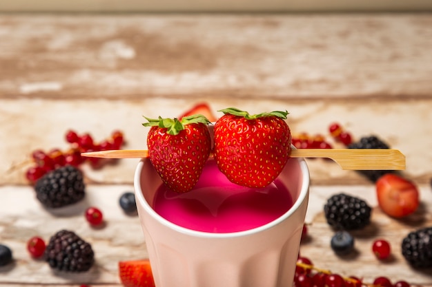 Hoher Winkelerdbeeresmoothie in der Schalennahaufnahme