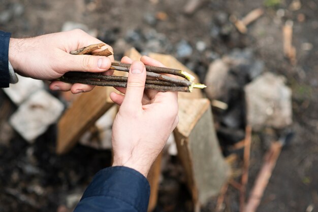 Hoher Winkelmann, der Holz für Lagerfeuer vorbereitet