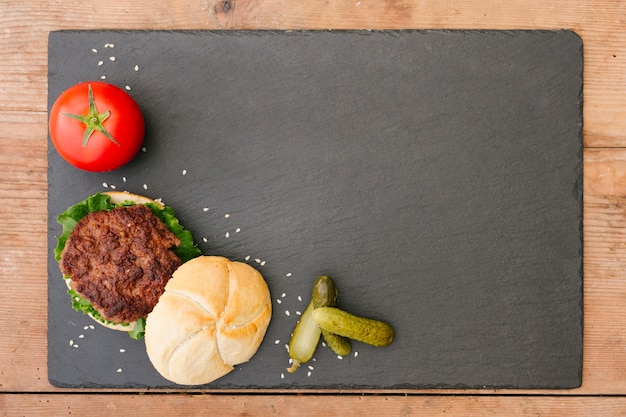 Hoher Winkelnahaufnahmeburger mit Fischrogen auf Platte