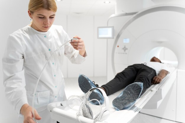 Hoher Winkelpatient, der bereit ist, einen CT-Scan zu erhalten