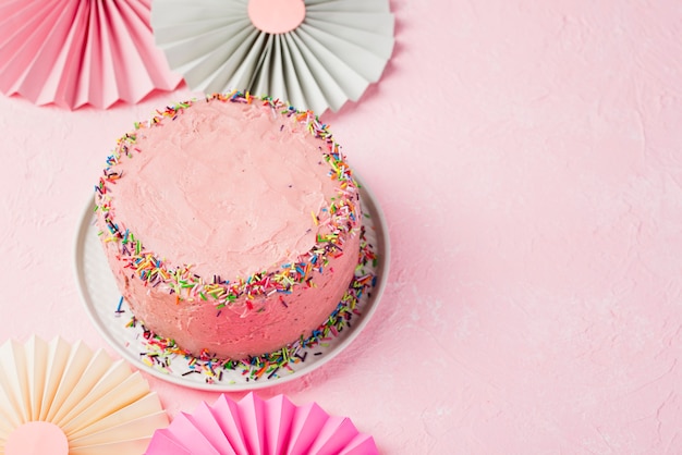 Hoher Winkelrahmen mit rosa Kuchen und Kopieraum